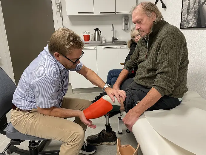 Henrik fitting a patient